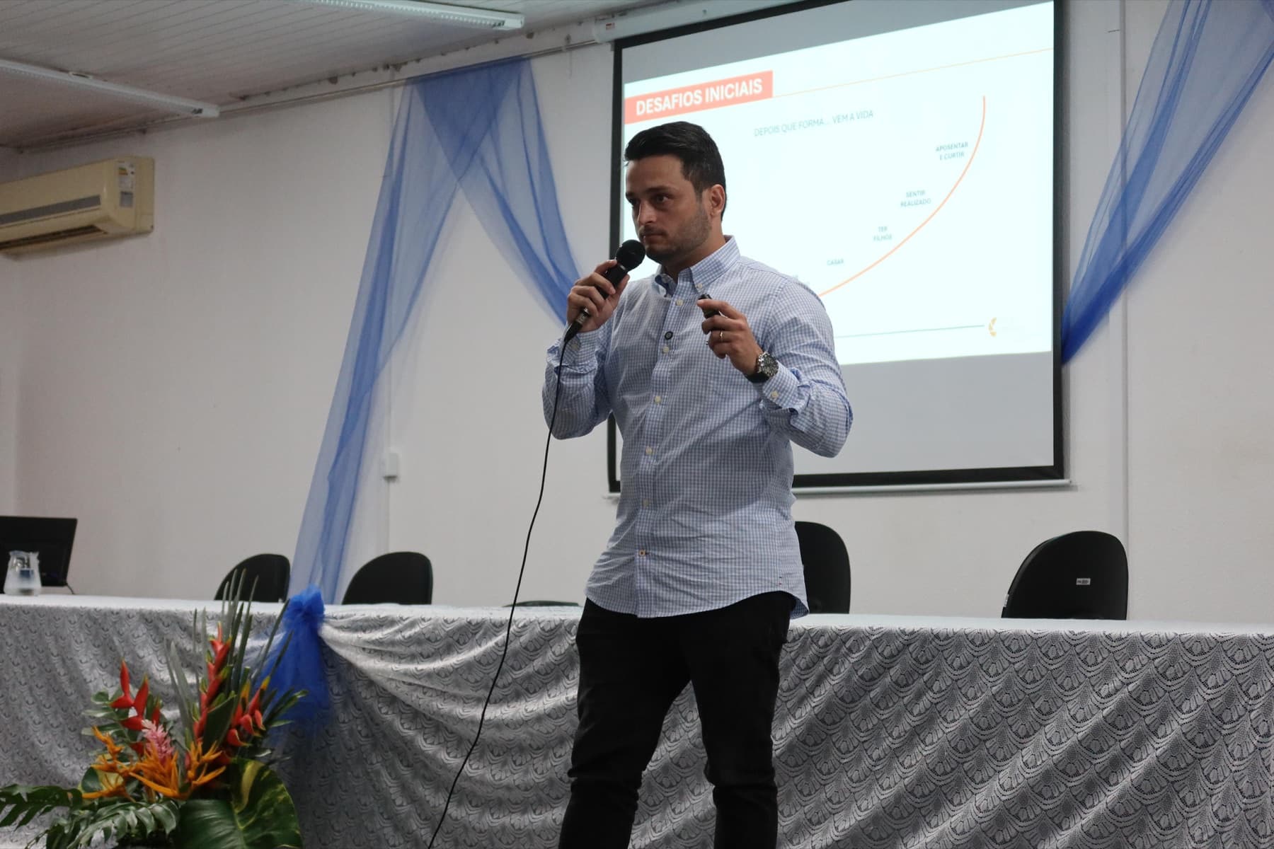Tulio Ribeiro palestrando para uma plateia de estudantes